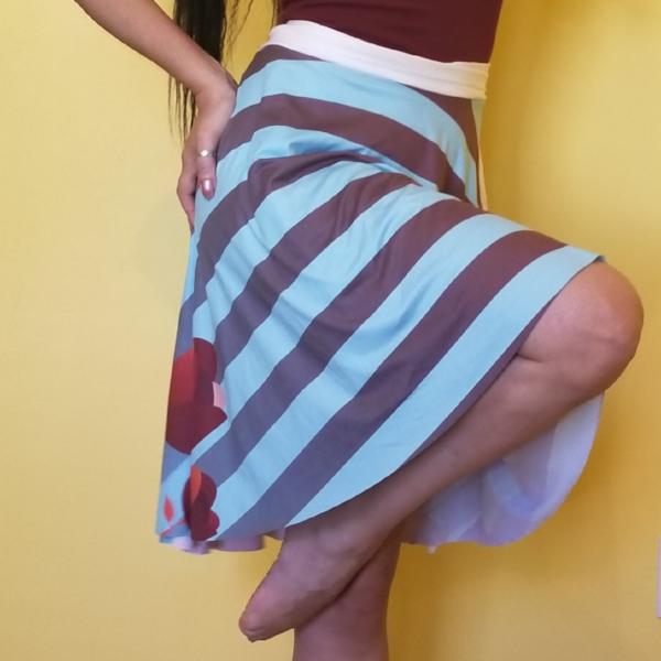 A very romantic look inspired in tulips and stripes with blue and brown colors. The full circle printed wrap skirt is designed to fit all the beautiful curves. Very comfortable. by RedButterfly by Omaris